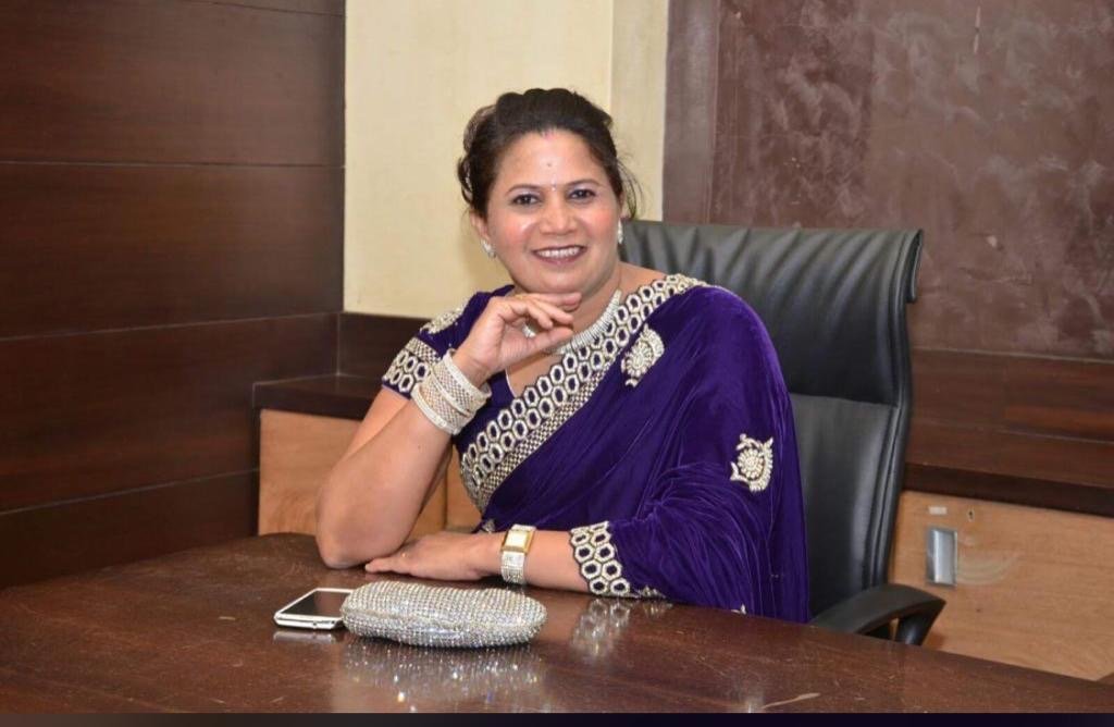 <strong>MRS. ASHA D’SOUZA</strong><br><strong>(M.Ed.) : CHAIRMAN</strong>